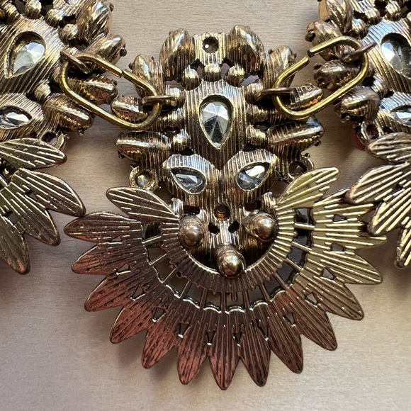 Costume Jewelry floral design necklace with multicolored cut glass beads - Picture 6 of 8